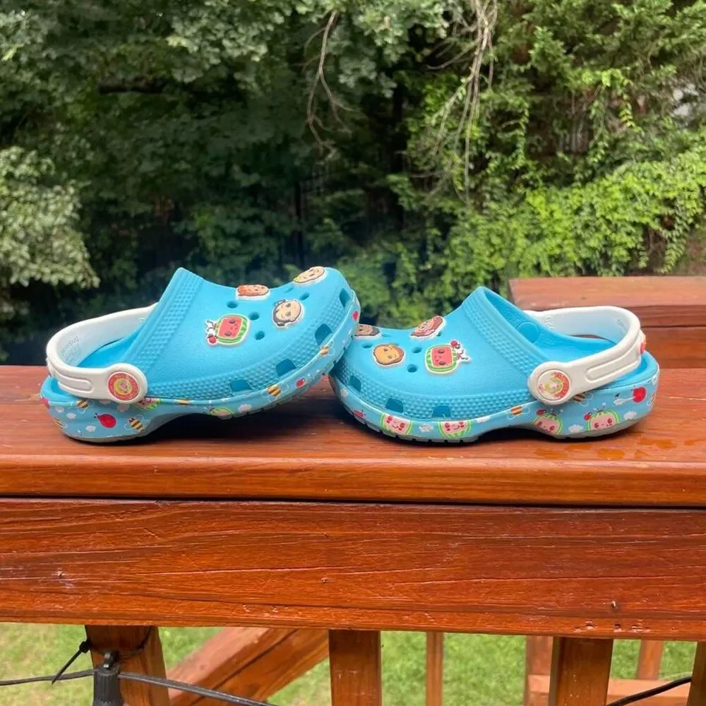 Crocs Cocomelon Toddler 9 Blue and White Water Play Clogs